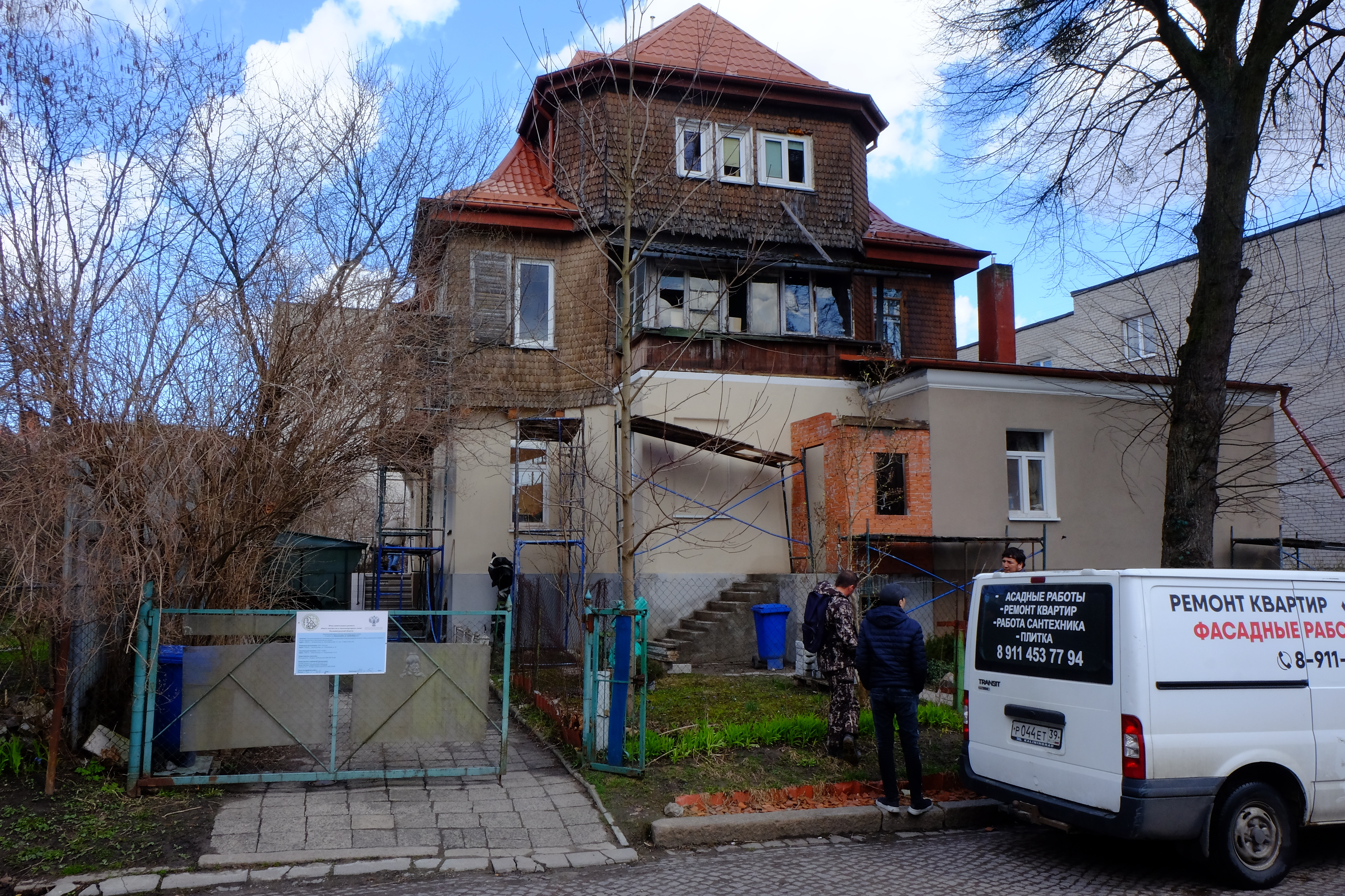 С крыши сброшу!»: в Калининграде жители старинного особняка воюют с  подрядчиком из-за деревянной чешуи - KP.RU